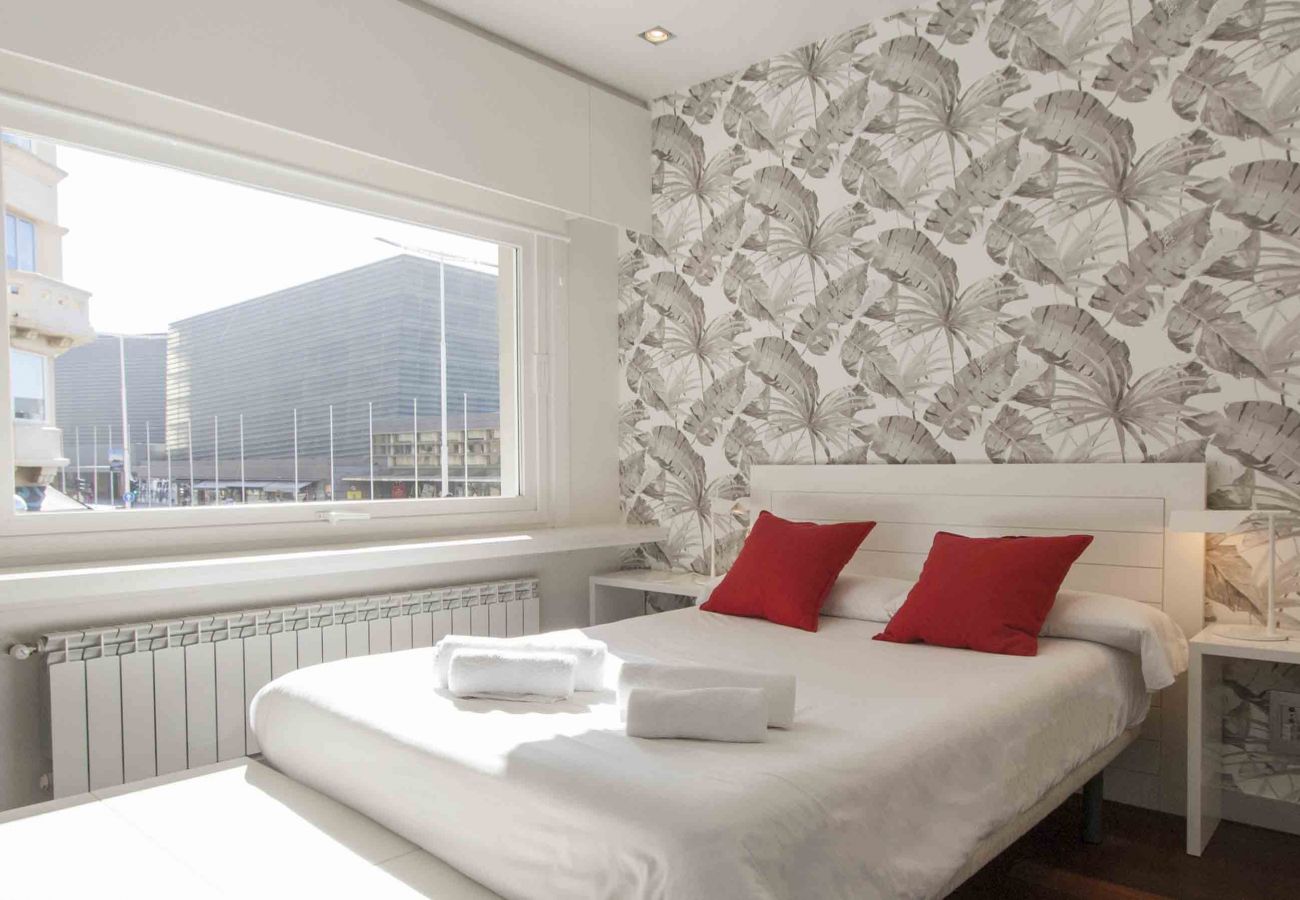 Dormitorio con vista del apartamento Gros Beach en San Sebastián