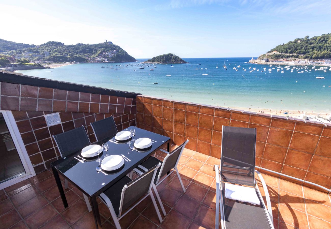 Terrasse avec vue sur la plage de La Concha depuis l'appartement Costa à Saint-Sébastien
